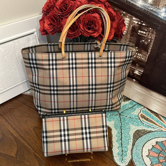 Burberry tote bag ๐ผ and cosmetic pouch ๐ in good condition beautiful clean. - Picture 15 of 16